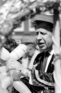 Bevrijdingsfeesten op de Dam met handelaar in feestartikelen, Bestanddeelnr 916-3972