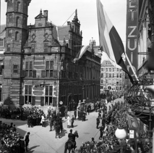 Bevrijdingsfeesten in Den Haag Een grote menigte (rechts een detachement van de, Bestanddeelnr 900-2878