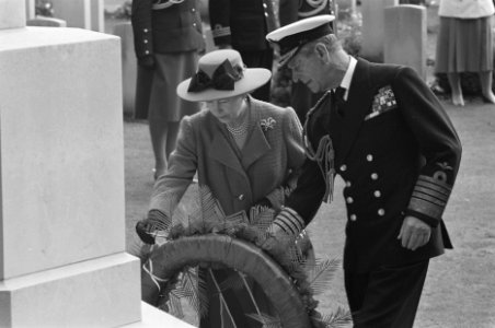Bezoek Engels Koninklijk paar Koningin Elizabeth en Prins Philip leggen krans, Bestanddeelnr 934-2838