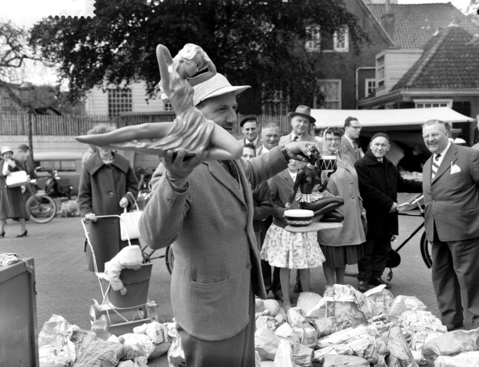 Bevrijdingsmarkt op het Amstelveld. Standwerker J. Schon in actie, Bestanddeelnr 912-4629