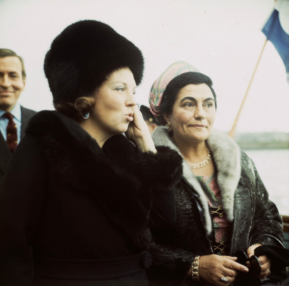Bezoek aan Rotterdam, links prinses Beatrix met mevrouw Jovanka Broz, de echtgen, Bestanddeelnr 254-8719
