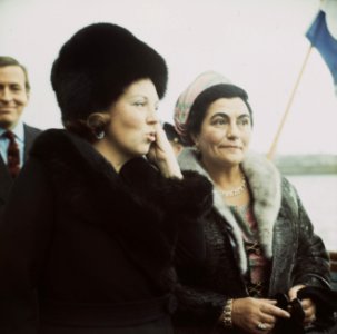 Bezoek aan Rotterdam, links prinses Beatrix met mevrouw Jovanka Broz, de echtgen, Bestanddeelnr 254-8719