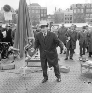 Bevrijdingsmarkt op het Amstelveld, standwerker trok veel publiek, Bestanddeelnr 917-7476