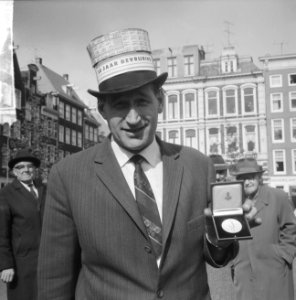 Bevrijdingsmarkt op het Amstelveld, de beste standwerker de heer J. Schon met in, Bestanddeelnr 917-7481