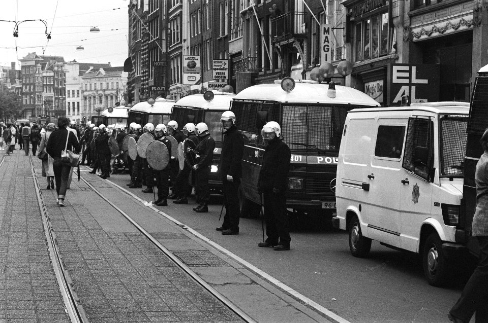 Bewaking door de Mobiele Eenheid het bij El Al kantoor aan het Rokin, Bestanddeelnr 932-3432