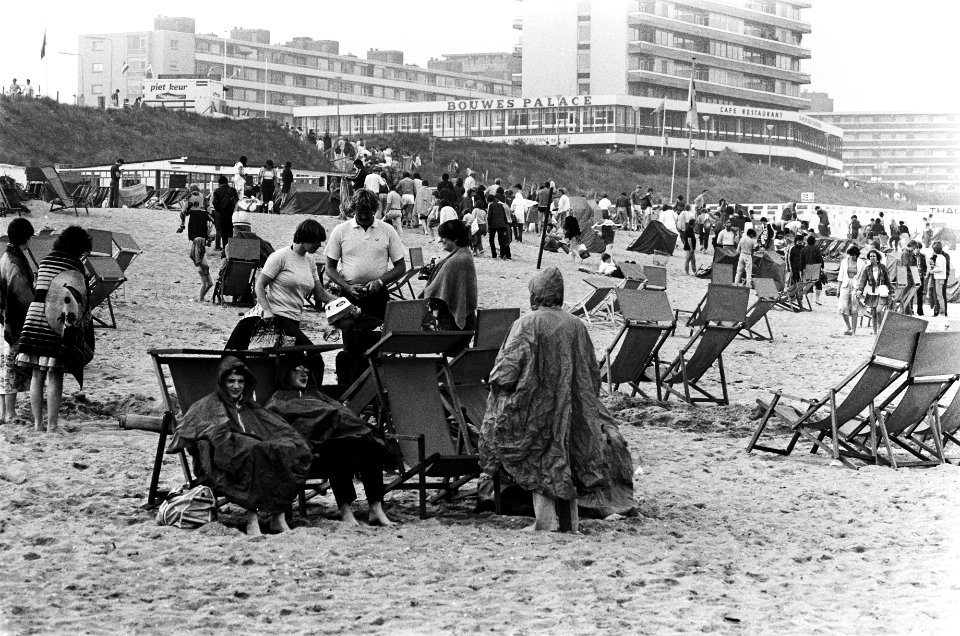 Bewolking en strook stinkend schuim (foto) op strand bij Zandvoort houdt strand , Bestanddeelnr 932-1626