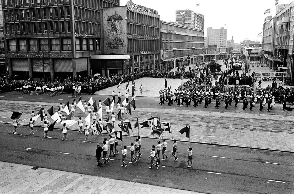 Bevrijdingsdag te Rotterdam op de Coolsingel voor stadhui bewegingsspel opgevoer, Bestanddeelnr 917-7325