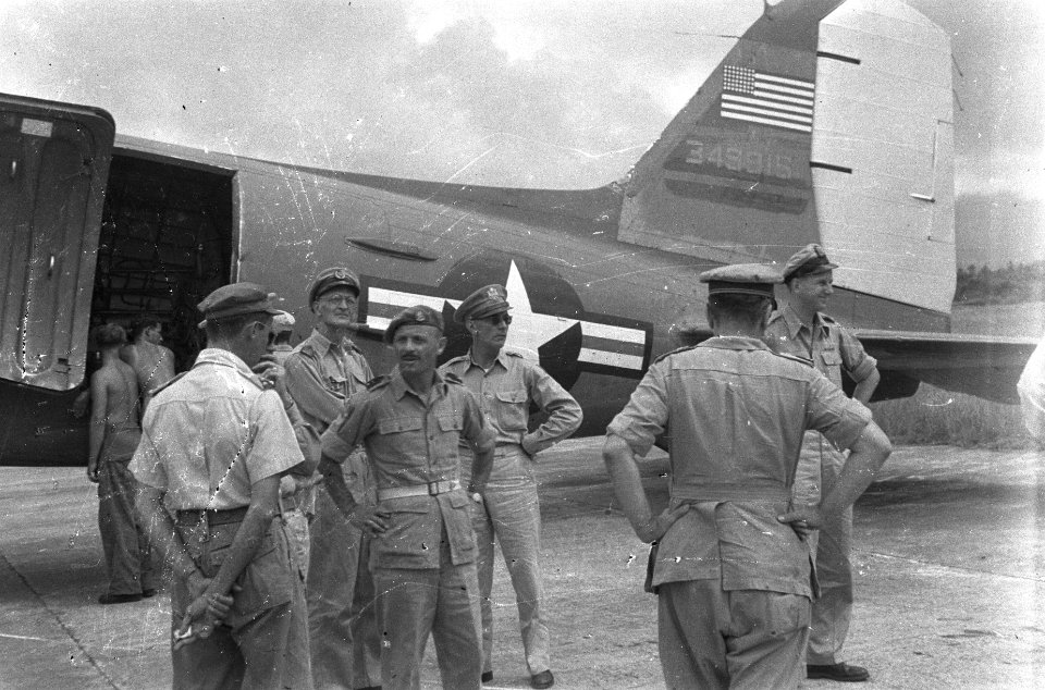 Bezoek Amerikaanse Militaire Missie aan Padang begroeting op vliegveld, Bestanddeelnr 405-2-3