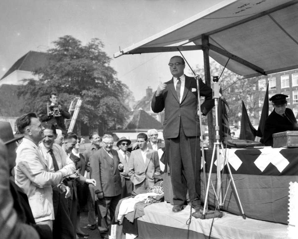 Bevrijdingstandwerkersmarkt op het Amstelveld. De burgemeester van Cuyk L.F.W. J, Bestanddeelnr 910-3602