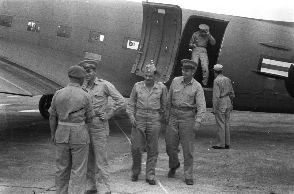 Bezoek Amerikaanse Militaire Missie aan Padang begroeting op vliegveld, Bestanddeelnr 405-2-1