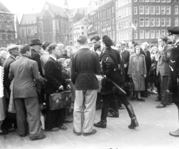 Bevrijdingsrelletjes op de Dam. Communisten plaatsen bij het Nationale Herdenki…, Bestanddeelnr 905-7059