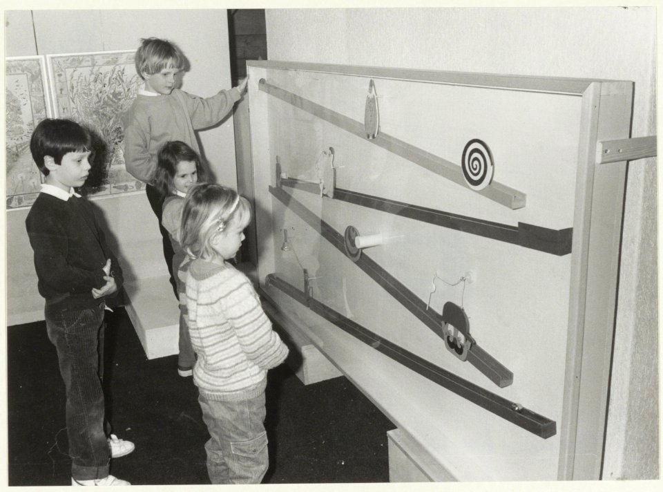 Bewegen, hoe werkt dat Kinderen kijken aandachtig toe in Het Oude Slot. NL-HlmNHA 54023359