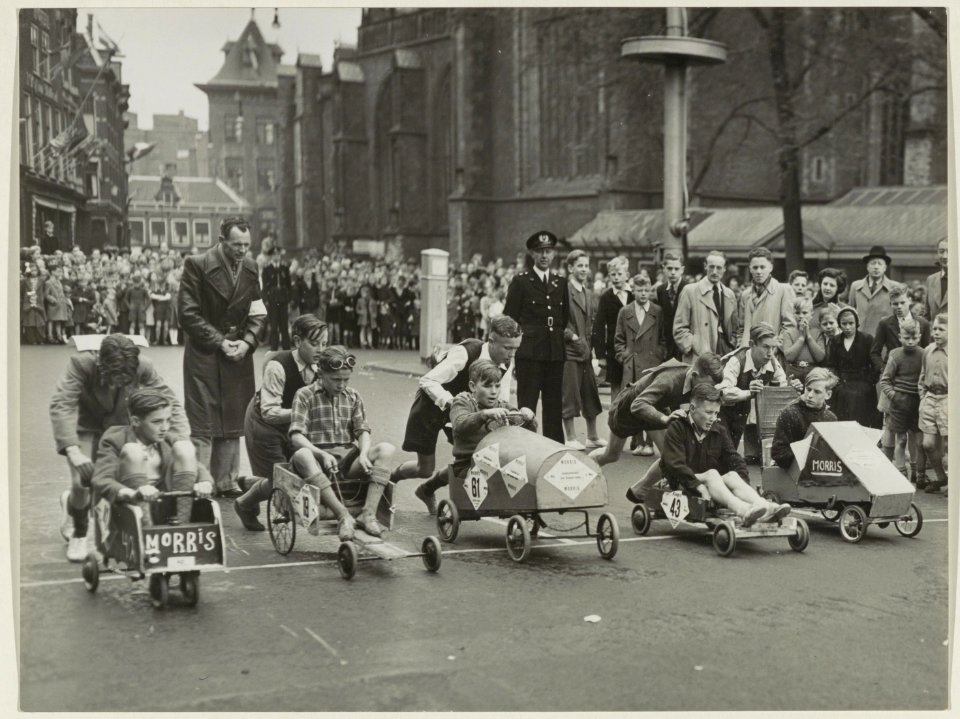 Bevrijdingsdag 1950 met een zeepkistenrace op de Grote Markt. NL-HlmNHA 54010705