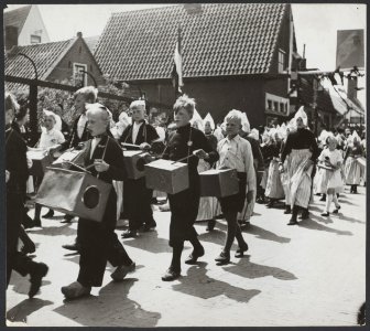 Bevrijdingsfeest in Volendam. Een koektrommelband trekt door Volendamse straten, Bestanddeelnr 32013 046