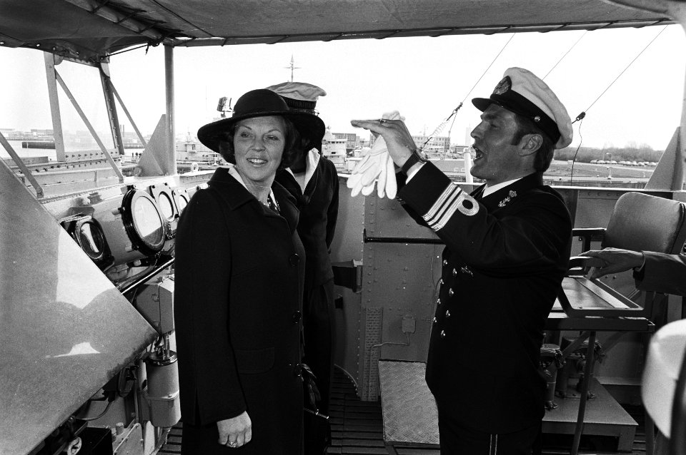 Bezoek aan Koninklijke Marine in Den Helder door Beatrix en Claus, Beatrix tijdens haar bezoek aan het Hr. Ms fregat Jaguar, Bestanddeelnr 931-4728