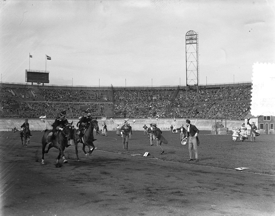 Bevrijdingsdag herdenking, Olympisch Stadion spel Vrij tekst afgebroken, Bestanddeelnr 906-4481