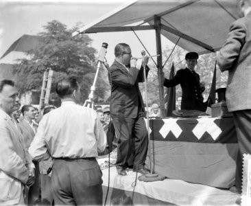Bevrijdingstandwerkersmarkt op het Amstelveld. De burgemeester van Cuyk L.F.W. J, Bestanddeelnr 910-3604