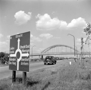 Bewegwijzeringsbord aan en auto's op de snelweg van Vianen naar Utrecht, Bestanddeelnr 252-0142