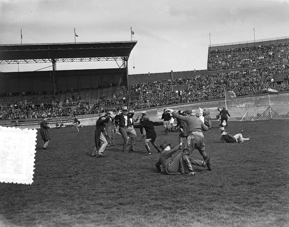 Bevrijdingsdag herdenking, Olympisch Stadion spel Vrij tekst afgebroken, Bestanddeelnr 906-4484