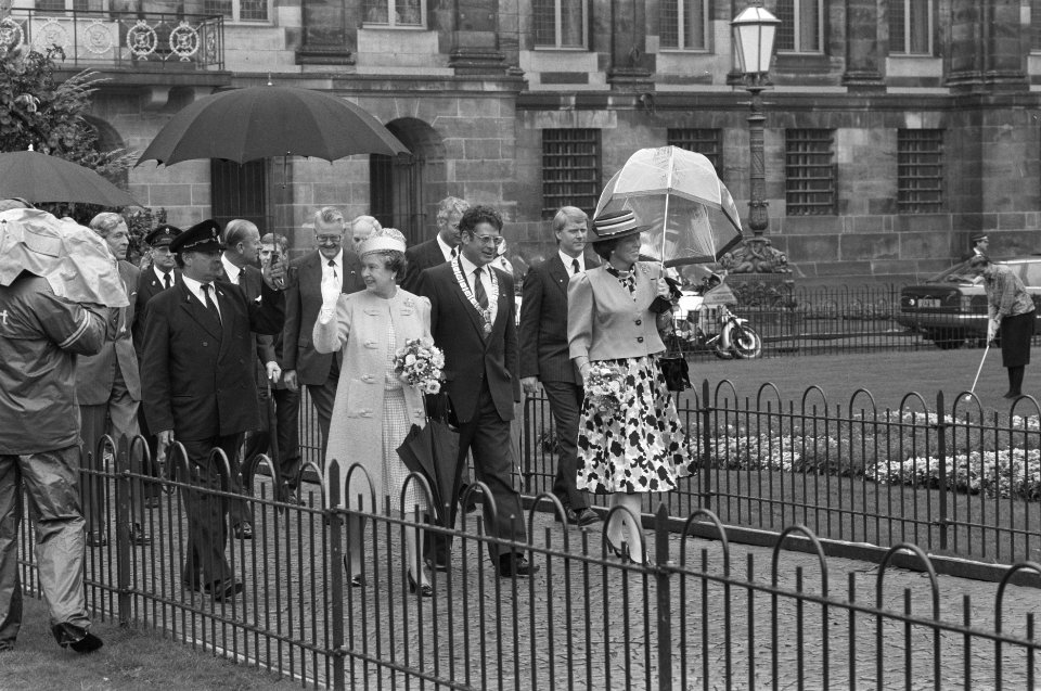 Bezoek Engels Koninklijk paar Koningin Elizabeth en Koningin Beatrix , midden b, Bestanddeelnr 934-2826