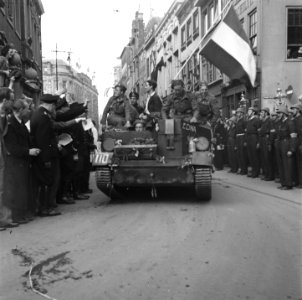 Bevrijdingsfeest in Den Haag Brencarrier van de Prinses Irenebrigade bij het Ha, Bestanddeelnr 900-2888