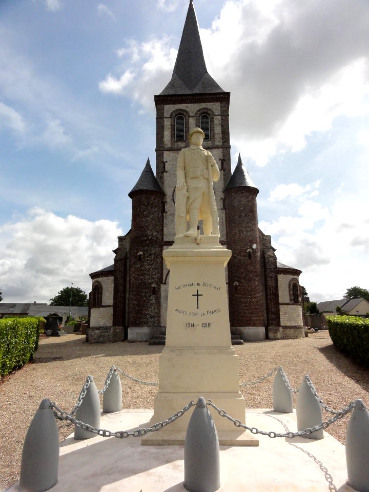 Betteville (Seine-Mar.) monument aux morts devant l'église