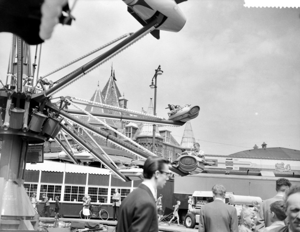 Bevrijdingsfeest in Amsterdam, kermis op de Nieuwmarkt, Bestanddeelnr 909-5397