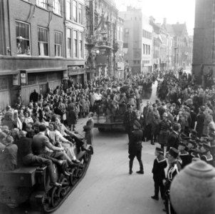 Bevrijdingsfeest in Den Haag Met burgers volgepakte Canadese voertuigen voor he, Bestanddeelnr 900-2886