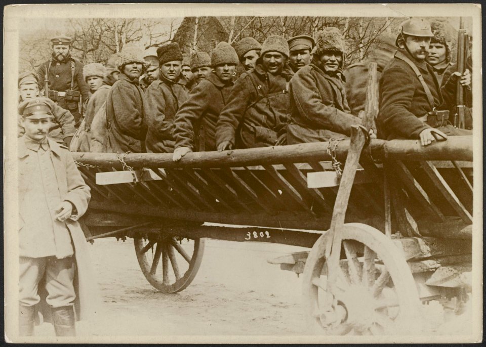 Bewapende Duitse soldaten in een wagen met krijgsgevangenen., Bestanddeelnr 158-1976
