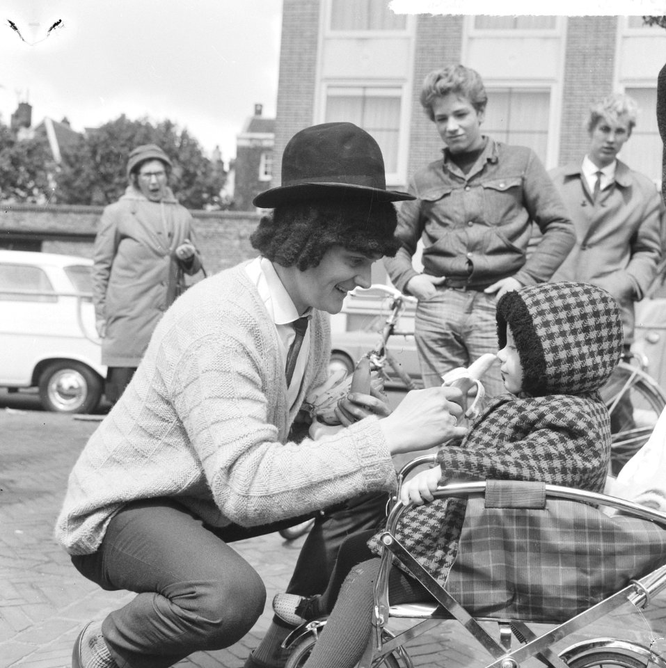 Bevrijdingsmarkt op het Amstelveld, bananenverkoper Weijd met pruik en hoge hoed, Bestanddeelnr 917-7477