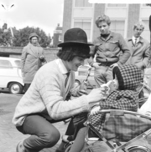 Bevrijdingsmarkt op het Amstelveld, bananenverkoper Weijd met pruik en hoge hoed, Bestanddeelnr 917-7477