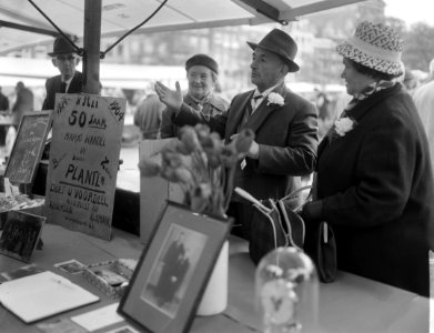 Bevrijdingsmarkt op Amstelveld, standwerker Boersen uit Alkmaar die 50 jaar op d, Bestanddeelnr 916-4235
