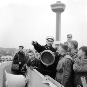 Bezoek aan boord Engelse oorlogsschepen te Rotterdam, Bestanddeelnr 911-8140