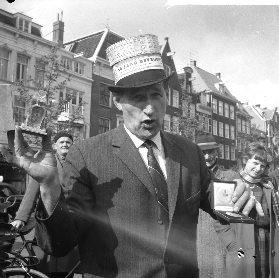 Bevrijdingsmarkt op het Amstelveld, de beste standwerker de heer J. Schon met in, Bestanddeelnr 917-7480