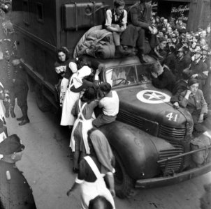 Bevrijdingsfeest in Den Haag Warm onthaal voor een Canadese chauffeur, Bestanddeelnr 900-2885