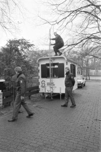 Bewakingsdienst bij de villa van de familie van Gerrit Jan Heijn in Bloemendaal, Bestanddeelnr 934-1557