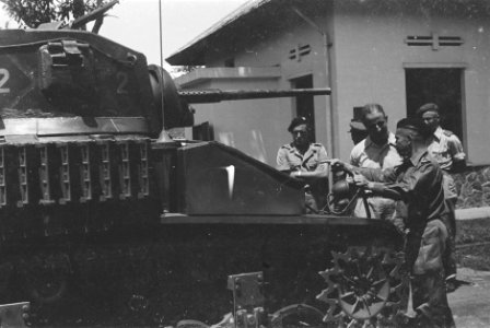 Bezoek aan een Eskadron Vechtwagens KNIL, Bestanddeelnr 194A-3-1