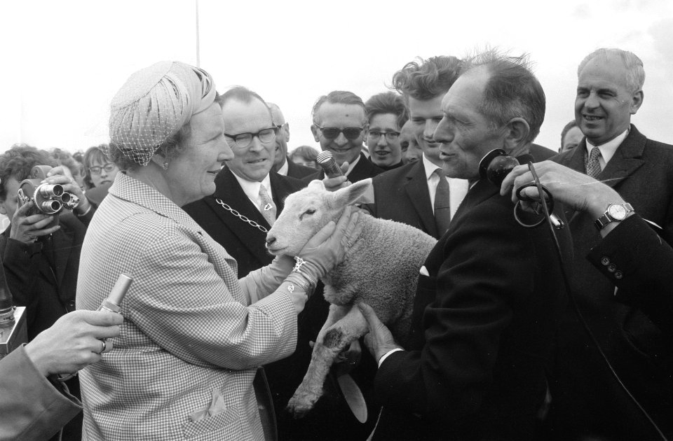 Bezoek aan Friesland van H M H M krijgt lam aangeboden voor Prinses Marijke, Bestanddeelnr 912-3848