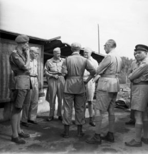 Bezoek aan het front. Romme in korte broek in gesprek met officieren. Geheel rec, Bestanddeelnr 10798