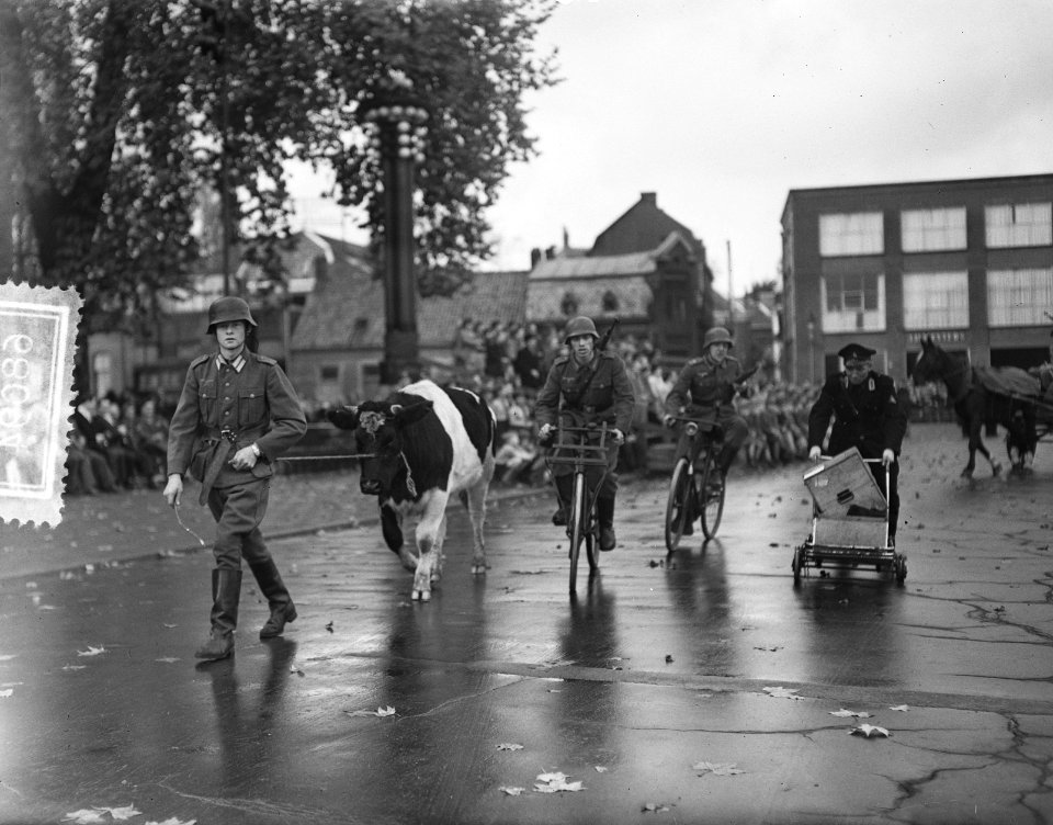 Bevrijdingsfeest (10 jaar) Tilburg, kranslegging door de Britse ambassadeur in N, Bestanddeelnr 906-8094