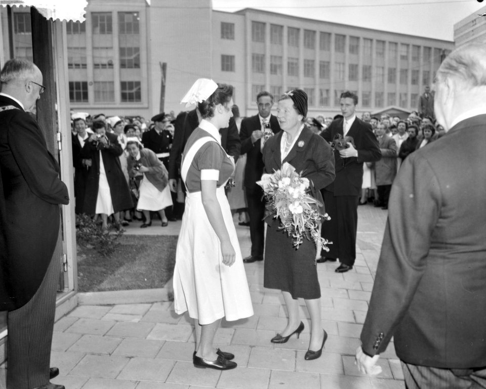 Bezoek aan het Dijkzigt-ziekenhuis een verpleegster biedt de koningin bloemen a, Bestanddeelnr 910-7613