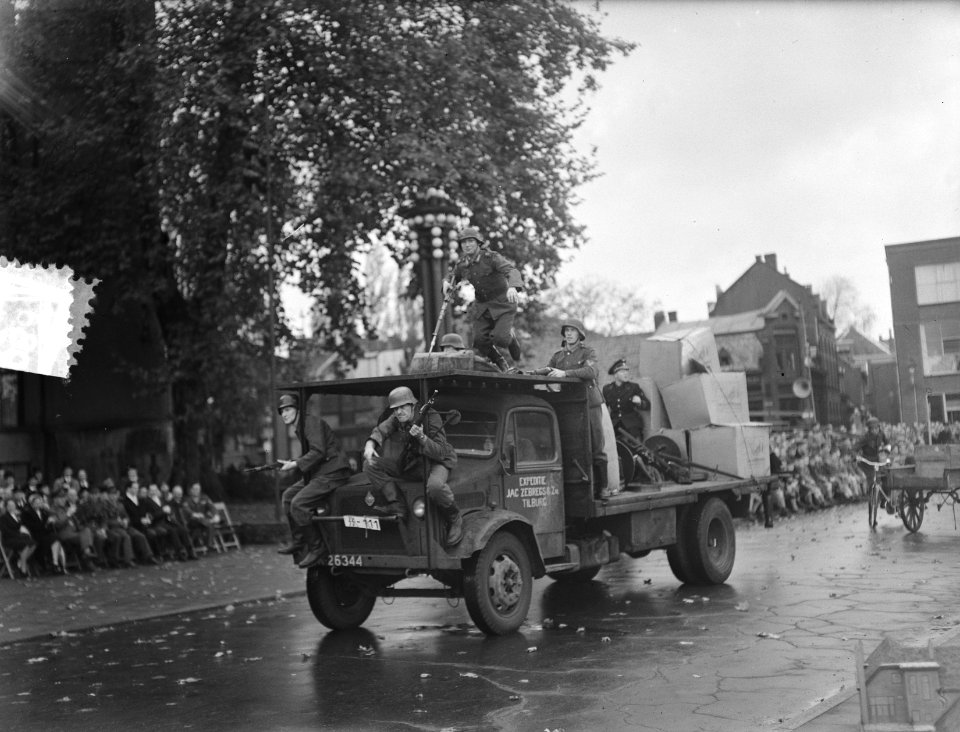 Bevrijdingsfeest (10 jaar) Tilburg, kranslegging Mason, bevrijdingsspel, Bestanddeelnr 906-8099