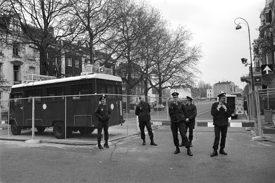 Bewaking Amstelkade i.v.m. verblijf gasten voor de troonwisseling de straat voo, Bestanddeelnr 930-7949