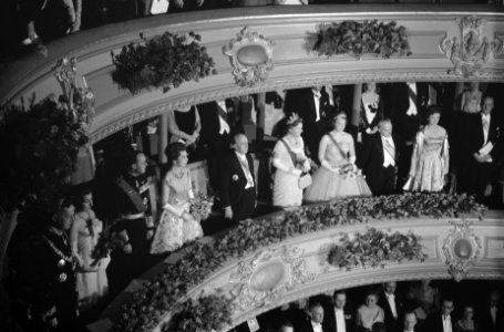 Bezoek aan het Koninklijk Schouwburg in Den Haag , de gasten in de loge v.l.n.r., Bestanddeelnr 911-0745