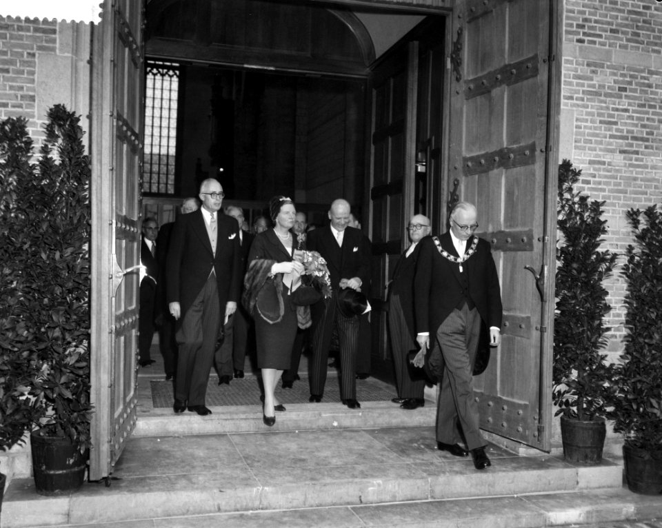 Bezoek aan de St. Laurenskerk de koningin verlaat de kerk rechts burgemeester , Bestanddeelnr 910-7616