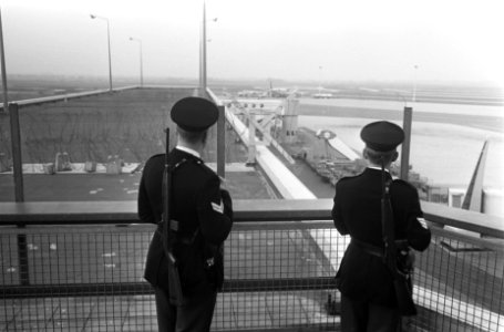 Bewaking bij El Al vliegtuig op Schiphol 2 met karabijnen gewapende Rijkspoliti, Bestanddeelnr 922-7714