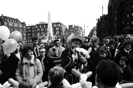 Bevrijdingsfeesten op de Dam met handelaar in feestartikelen, Bestanddeelnr 916-3978