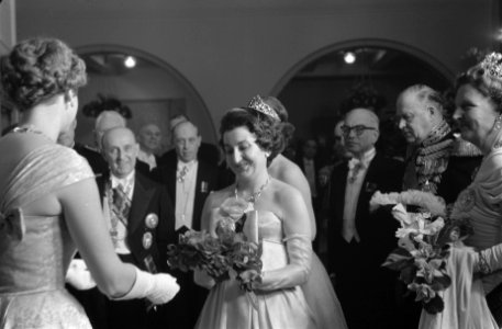 Bezoek aan het Koninklijk Schouwburg in Den Haag voorstellen van de danser aan h, Bestanddeelnr 911-0740