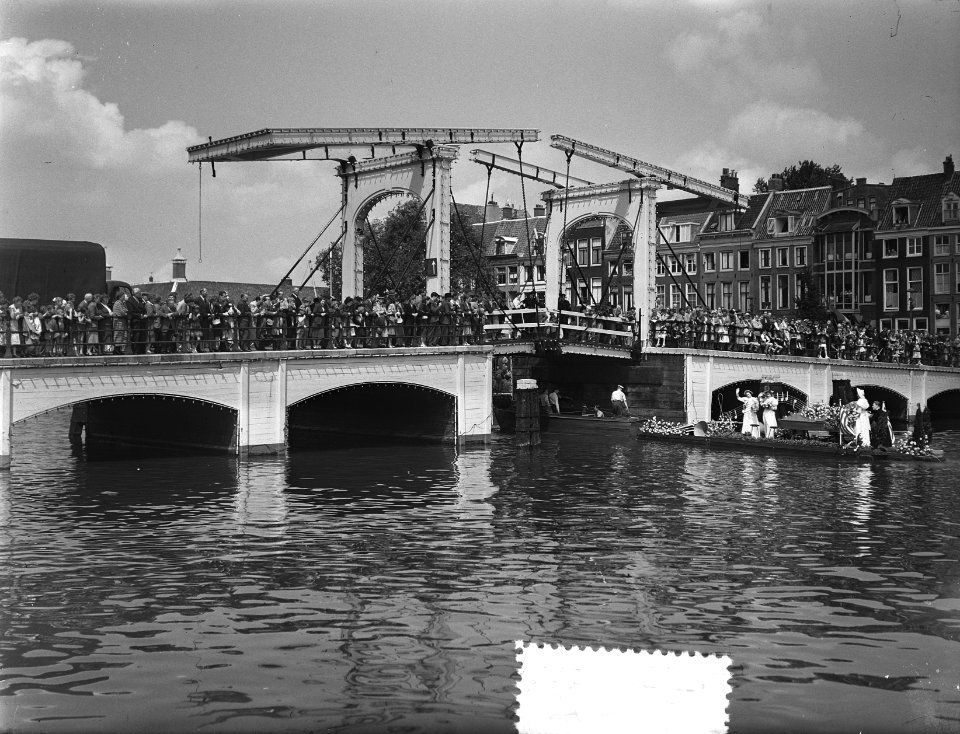 Bezoek Franse president en mevrouw Coty aan Amsterdam, bloemencorso versierde bo, Bestanddeelnr 906-6077