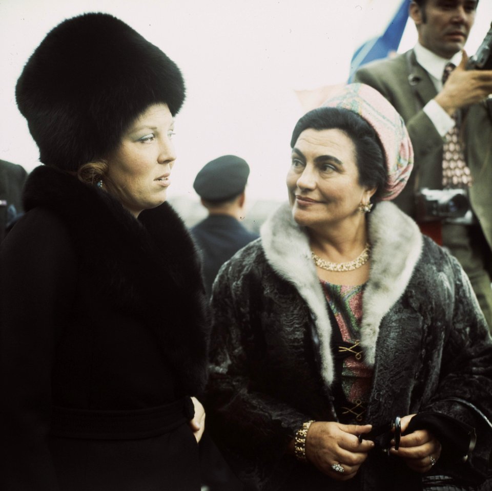 Bezoek aan Rotterdam, links prinses Beatrix met mevrouw Jovanka Broz, de echtgen, Bestanddeelnr 254-8718